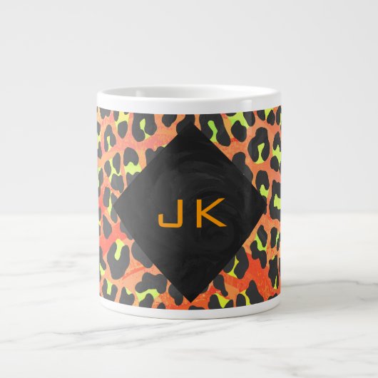 Leopard Orange und Gelb Monogramm Jumbo-Tasse (Vorderseite)