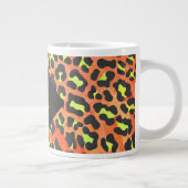 Leopard Orange und Gelb Monogramm Jumbo-Tasse (Rechts)
