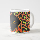 Leopard Orange und Yellow Monogram Jumbo-Tasse (Vorderseite Rechts)