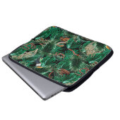 Leopard, Papageien und Schlangen im dunklen Wald. Laptopschutzhülle (Vorne Knopf)