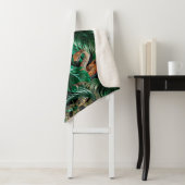 Leopard, Papageien und Schlangen im dunklen Wald. Sherpadecke (Beispiel)