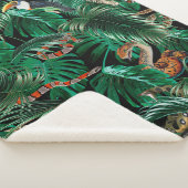 Leopard, Papageien und Schlangen im dunklen Wald. Sherpadecke (3/4)