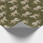 Leopard-Parade auf Mossy Green Geschenkpapier (Ecke)