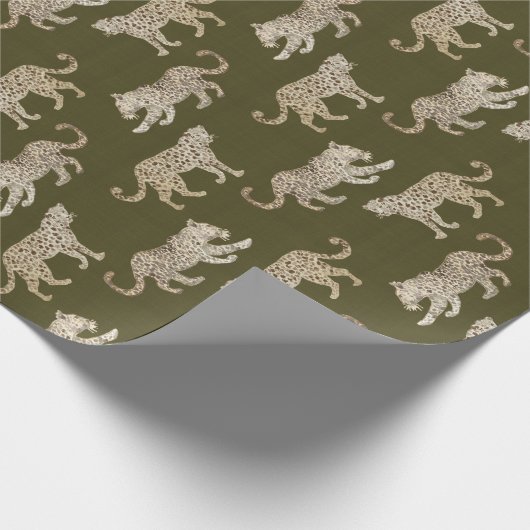 Leopard-Parade auf Mossy Green Geschenkpapier (Ecke)