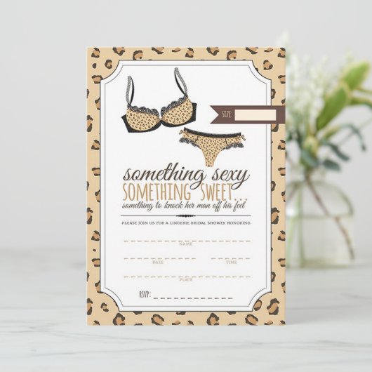 Leopard Pattern Lingerie Brautparty Einladung (Stehend Vorderseite)