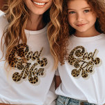 Leopard Print Cool Kid Matching Mommy and Me T-Shirt<br><div class="desc">Leopard Print cooler T - Shirt mit passender cooler Mama-Version verfügbar. Das Design hat eine moderne Retro-Typografie aus den 70er Jahren in schwarz-braunem Tierdruck. Ideal für Mutter T - Shirt oder Mama und ich Stil passend Outfit für Mutter und Tochter.</div>