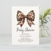 Leopard Print Coquette Bow Baby Dusche Einladung (Stehend Vorderseite)
