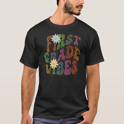 Leopard Print FIRST GRADE VIBES Lehrer Friedens-Li T-Shirt (Vorderseite)