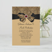 Leopard Print IMITATE Ruby Diamonds Ribbon Wedding Einladung (Stehend Vorderseite)