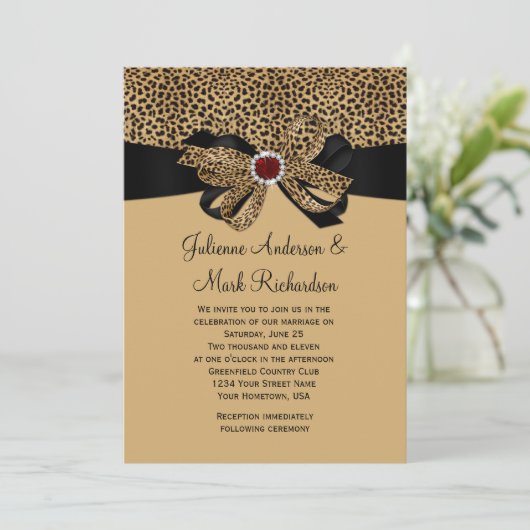 Leopard Print IMITATE Ruby Diamonds Ribbon Wedding Einladung (Stehend Vorderseite)