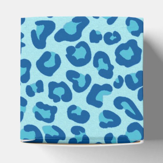 Leopard Print in Light Blue to Dark Denim Blue Geschenkschachtel (Oben)