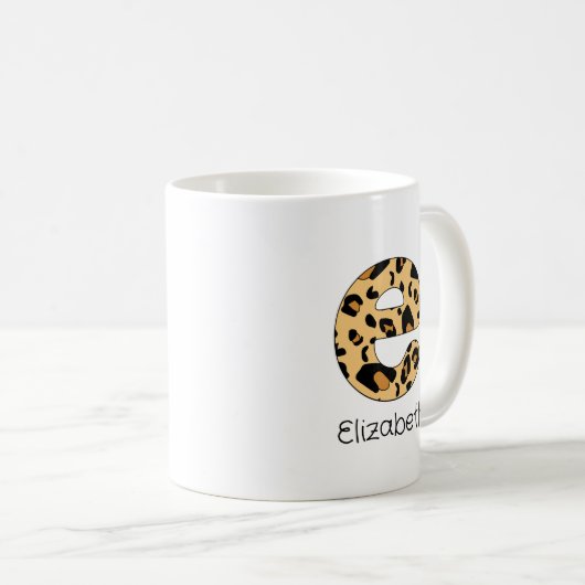 Leopard Print Initial e Lowercase und Name Kaffeetasse (VorderseiteRechts)