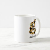 Leopard Print Initial g Lowercase und Name Kaffeetasse (VorderseiteRechts)