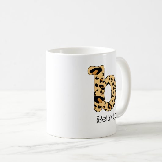 Leopard Print Initial Lowercase b und Name Kaffeetasse (VorderseiteRechts)