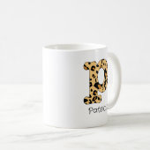 Leopard Print Initial Lowercase p und Name Kaffeetasse (VorderseiteRechts)