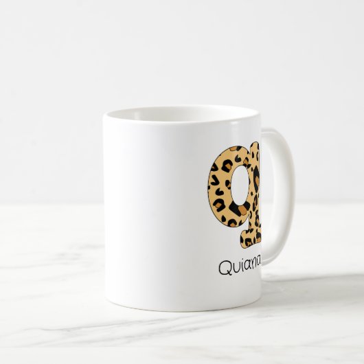 Leopard Print Initial Lowercase q und Name Kaffeetasse (VorderseiteRechts)