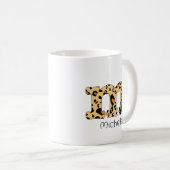 Leopard Print Initial m Lowercase und Name Kaffeetasse (VorderseiteRechts)