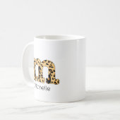 Leopard Print Initial m Lowercase und Name Kaffeetasse (Vorderseite Links)