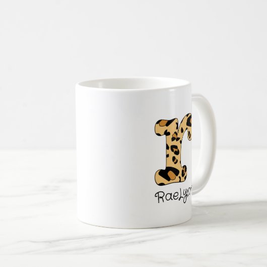 Leopard Print Initial oder Lowercase und Name Kaffeetasse (VorderseiteRechts)