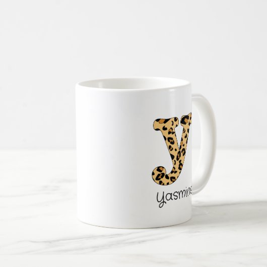 Leopard Print Initial y Lowercase und Name Kaffeetasse (VorderseiteRechts)