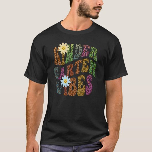 Leopard Print KINDERGARTEN VIBES Lehrer Peace Lov T-Shirt (Vorderseite)