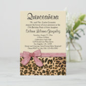 Leopard Print Pink Bow Girl Quinceañera Einladung (Stehend Vorderseite)