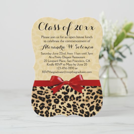 Leopard Print Red Bow Abschluss/Party Einladung (Stehend Vorderseite)