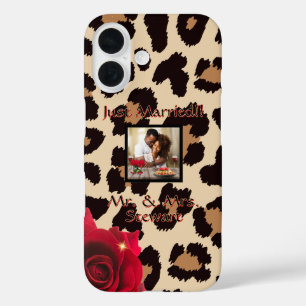 Leopard Print Rote Rose Mr. and Mrs Text Foto iPhone 16 Hülle