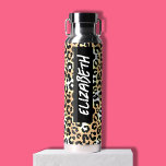 Leopard Print Trinkflasche<br><div class="desc">Ein lustiger Leopardendruck bedeckt diese Wasserflasche,  personalisiert mit dem vertikal bedruckten,  in beiderseits schwarzen Schriftzeichen bedruckten Namen.</div>