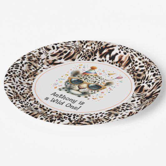 Leopard Print "Wild One" Animal Birthday Party Pappteller (Schrägansicht)