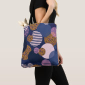 Leopard-Punkte: Dunkle blaue Eleganz. Tasche (Von Nahem)