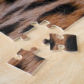 Leopard putzt seine Pfoten auf dem Boden Puzzle (Seite)