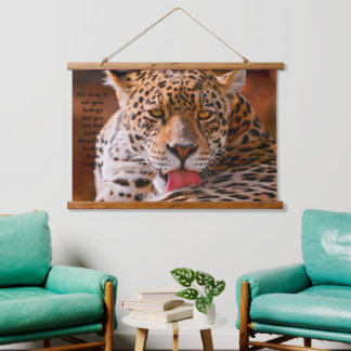 Leopard putzt seine Pfoten Wandteppich Mit Holzrahmen