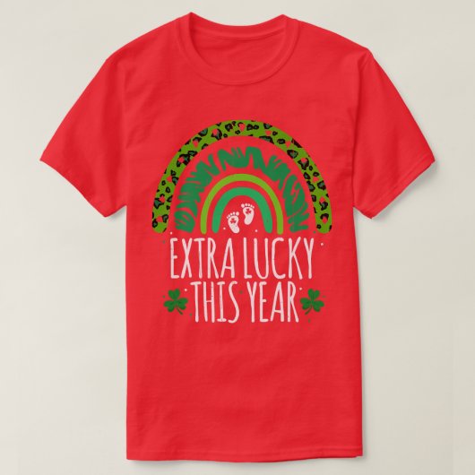 Leopard Rainbow St Patricks Day Pregnancy Ankündig T-Shirt (Design vorne)