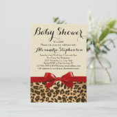 Leopard Safari Red Bow Girl Baby Shower Einladung (Stehend Vorderseite)