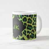 Leopard Schwarz und Grün mit Monogramm Jumbo-Tasse (Vorderseite Rechts)