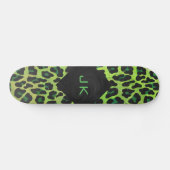 Leopard Schwarz und Grün mit Monogramm Skateboard (Horizontal)