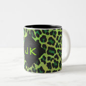 Leopard Schwarz und Grün mit Monogramm Zweifarbige Tasse (VorderseiteRechts)