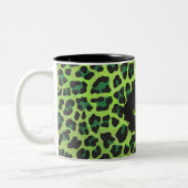 Leopard Schwarz und Grün mit Monogramm Zweifarbige Tasse (Links)