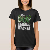 Leopard Shamrock One Lucky Reading Teacher St. Pat T-Shirt (Vorderseite)