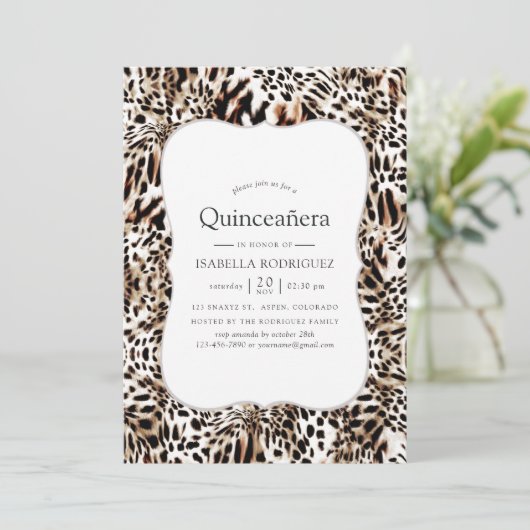 Leopard Skin Pattern Quinceanera Einladung (Stehend Vorderseite)