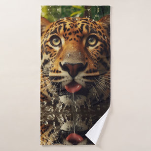 Leopard Stares beim Wasserlappen im Dschungel Badehandtuch