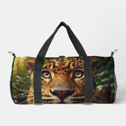 Leopard Stares beim Wasserlappen im Dschungel Duffle Bag (Vorderseite)