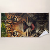 Leopard Stares beim Wasserlappen im Dschungel Strandtuch (Vorderseite)
