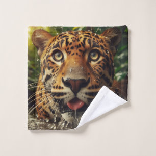 Leopard Stares beim Wasserlappen im Dschungel Waschlappen
