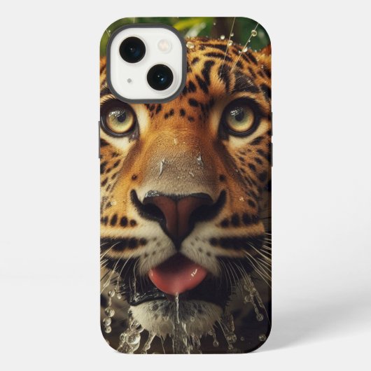 Leopard starrt beim Wassertrinken im Dschungel iPhone Hülle (Rückseite)