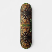 Leopard starrt beim Wassertrinken im Dschungel Skateboard (Vorne)