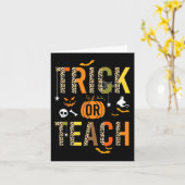 Leopard Trick oder Teach Halloween School Fall Aut Karte (Gelbe Blume)