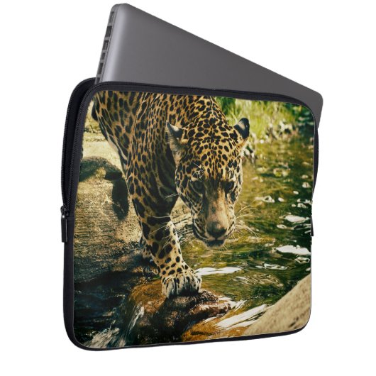 Leopard überquert ein Stream-Foto Laptopschutzhülle (Vorne Rechts)