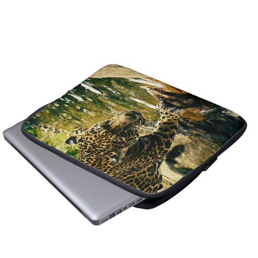 Leopard überquert ein Stream-Foto Laptopschutzhülle (Vorne Knopf)